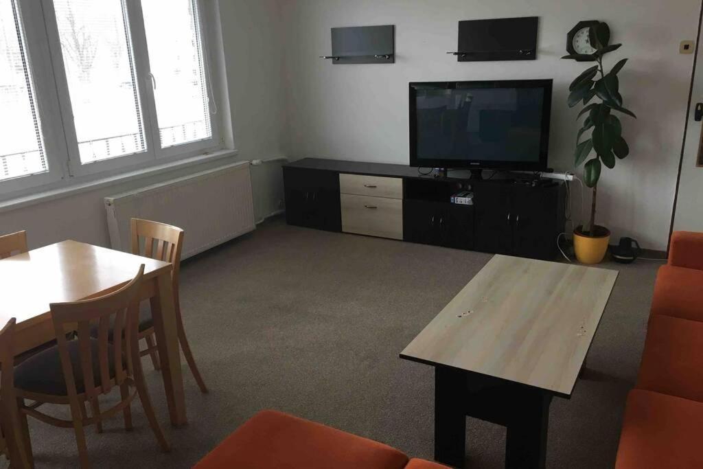 Family Apartment With Garden And Parking Spot Budweis Exterior foto