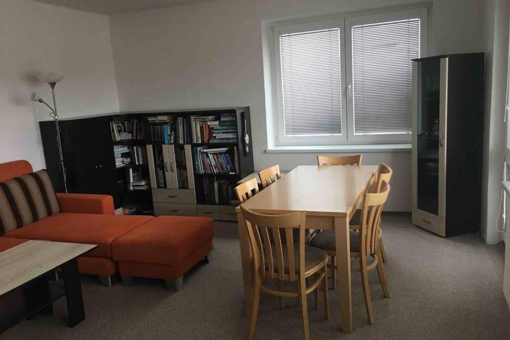 Family Apartment With Garden And Parking Spot Budweis Exterior foto